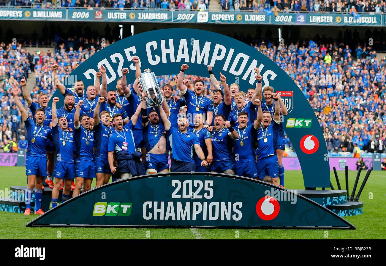 14. Juni 2025; Croke Park, Dublin, Irland; United Rugby Championship Grand Final, Leinster gegen Vodacom Bulls; Jack Conan (c) von Leinster holt die Siegertrophäe Stockfoto
