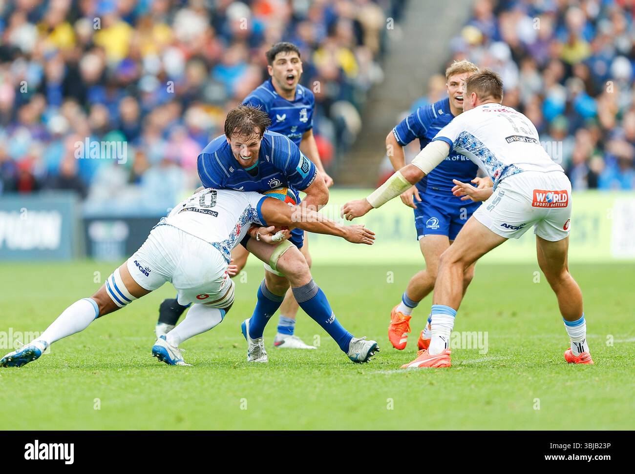 14. Juni 2025; Croke Park, Dublin, Irland; United Rugby Championship Grand Final, Leinster gegen Vodacom Bulls; Ryan Baird aus Leinster wird von Nizaam Carr von Vodacom Bulls bekämpft Stockfoto