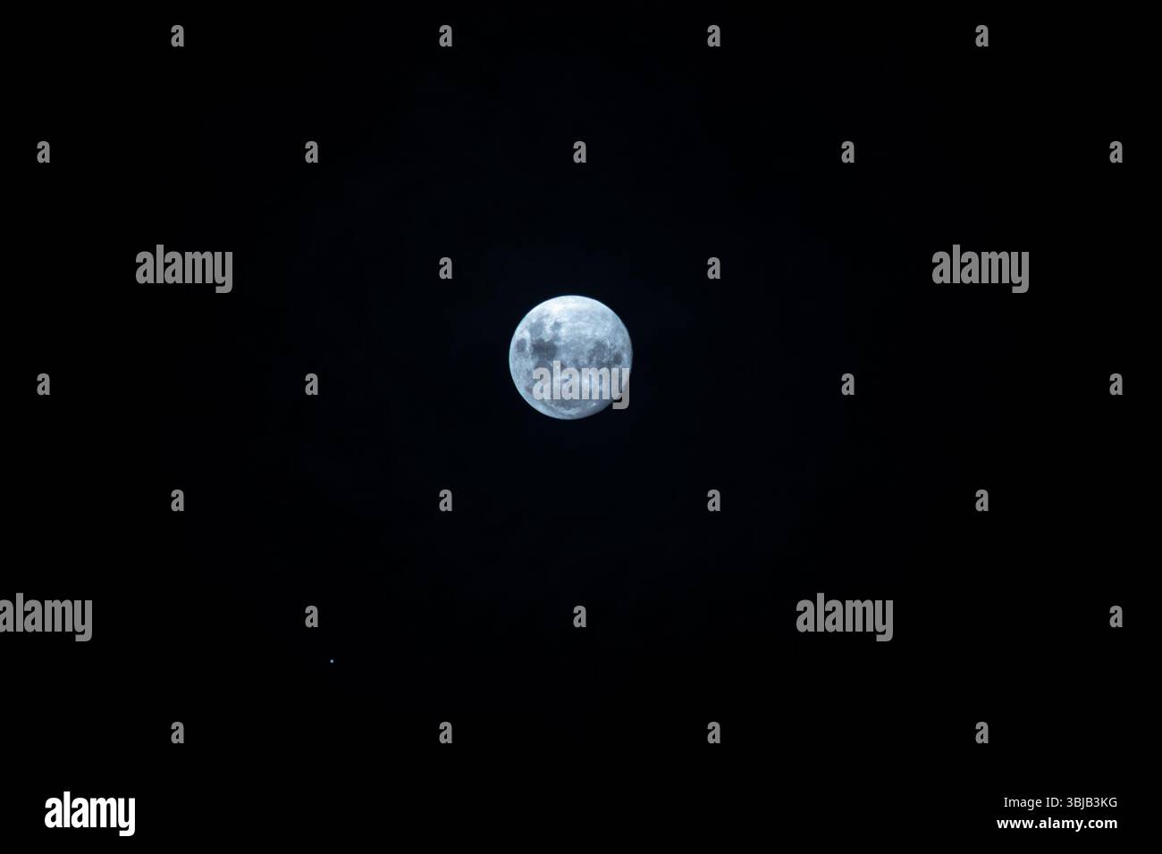 Der wachsende Gibbous Mond neben einem winzigen Jupiter (unten links) aus Sicht der südlichen Hemisphäre, Lima, Peru Stockfoto