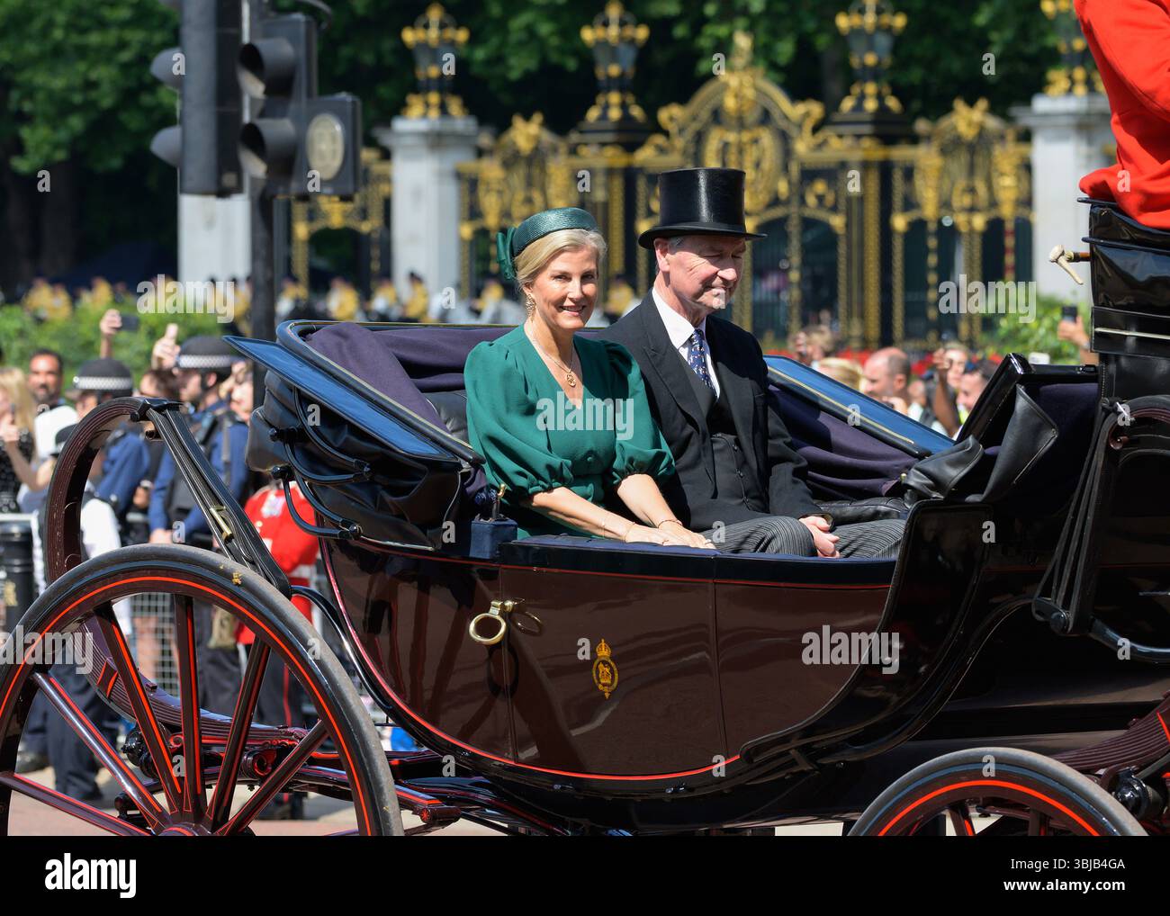 14. Juni 2025, London, Vereinigtes Königreich. Die Royals verlassen den Buckingham Palace und fahren entlang der Mall to Horse Guards Parade, um an der Trooping the Colour teilzunehmen, einer jährlichen Veranstaltung, die den offiziellen Geburtstag des Monarchen seit der Regierungszeit von König George III. Markiert. Sophie, Herzogin von Edinburgh, wird von dem Ehemann von Prinzessin Anne, Vizeadmiral Sir Timothy Laurence, begleitet. Stockfoto
