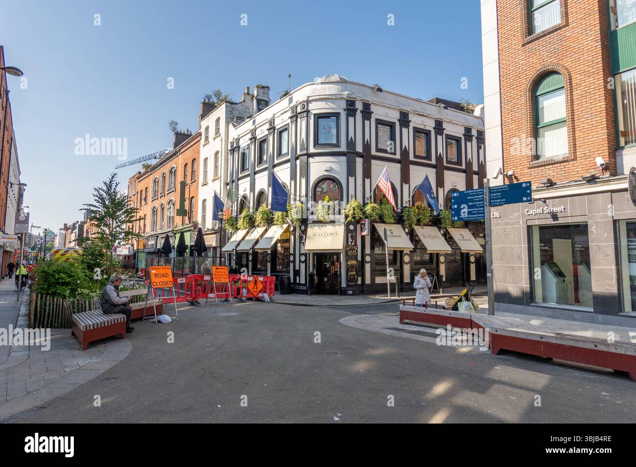 Slattery's Bar Restaurant Capel Street Dublin Irland, Straße wegen Bauarbeiten am 13. Mai 2025 geschlossen, Stockfoto Stockfoto