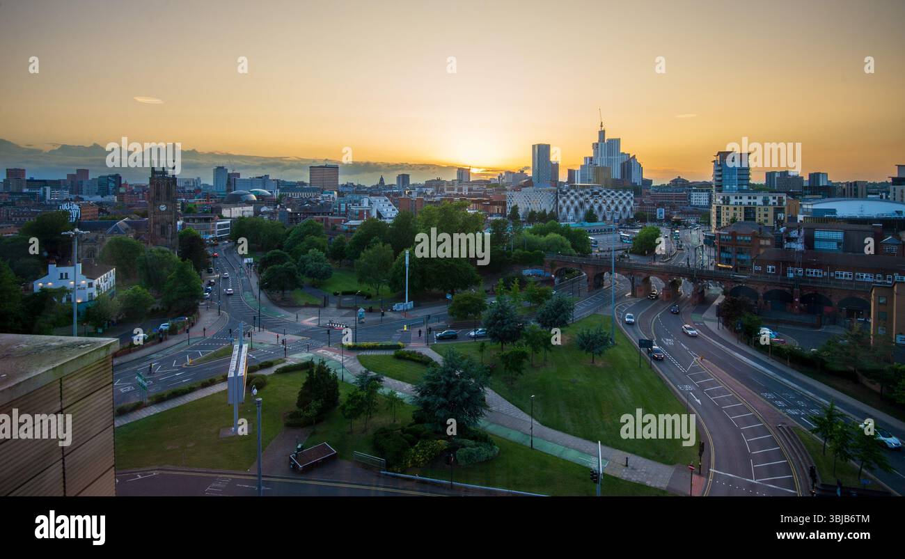 Sonnenuntergang über der nördlichen Stadt Leeds, West Yorkshire, England, Großbritannien Stockfoto