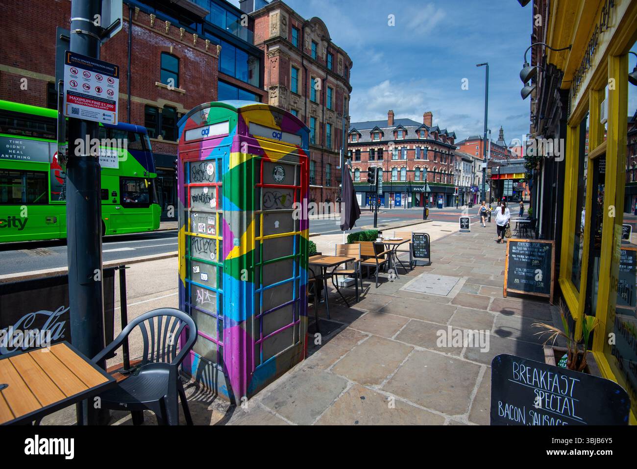 Eine ikonische K6-Telefonbox in Regenbogenfarben auf Bridge End, Leeds Stockfoto