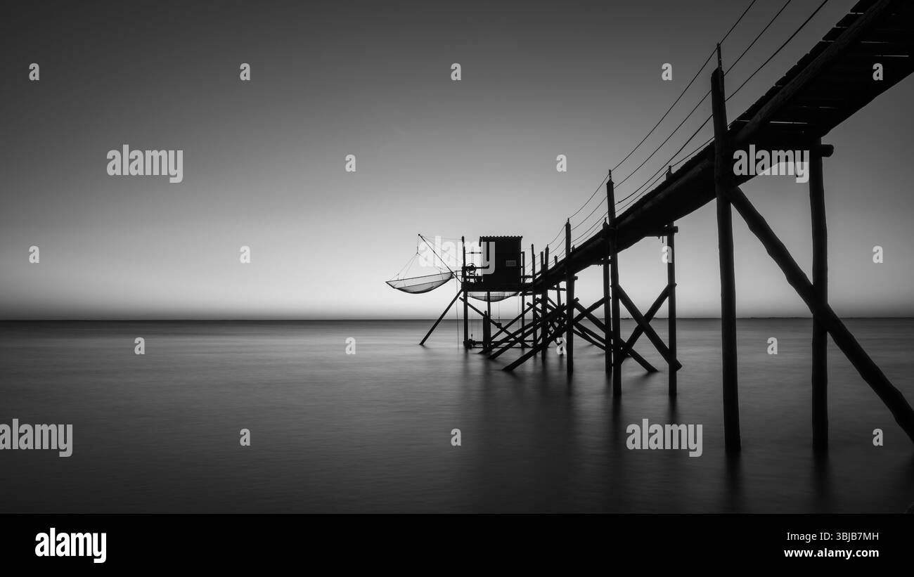 Eine traditionelle Carrelet (Fischerhütte auf Stelzen), verbunden durch eine Holzstege, an der Atlantikküste in Esnandes, Charente-Maritime, Frankreich. Stockfoto