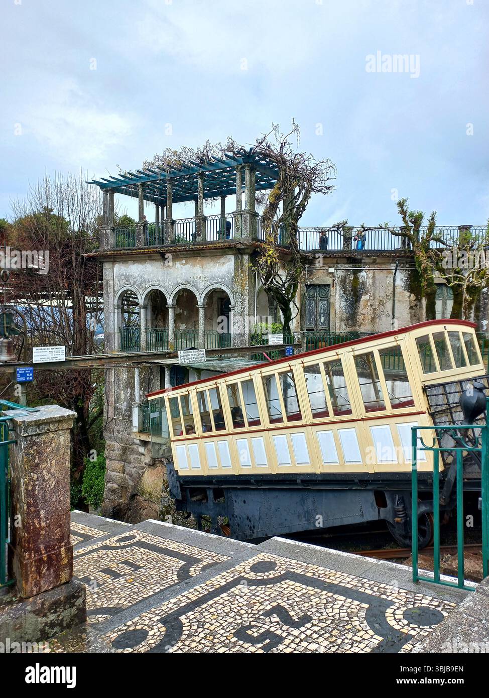 Braga Portugal 29. März 2024 Vintage-Standseilbahn mit Wasserhaushaltssystem im Bom Jesus Heiligtum mit historischer Station und gekacheltem Gang Stockfoto
