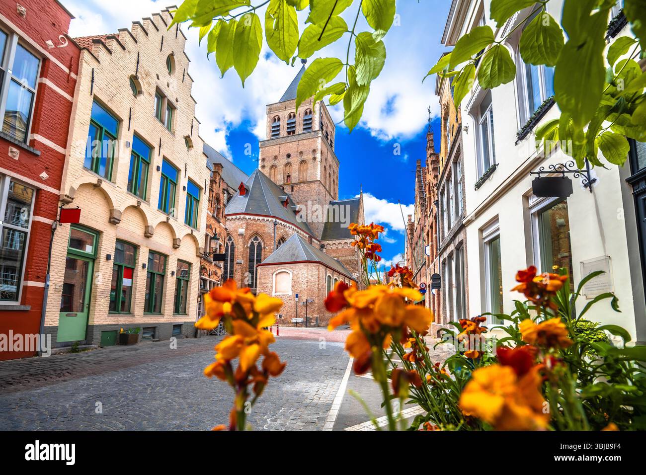 Traditionelle Kopfsteinpflasterstraße in der Altstadt von Brügge, Flämische Region, Belgien Stockfoto