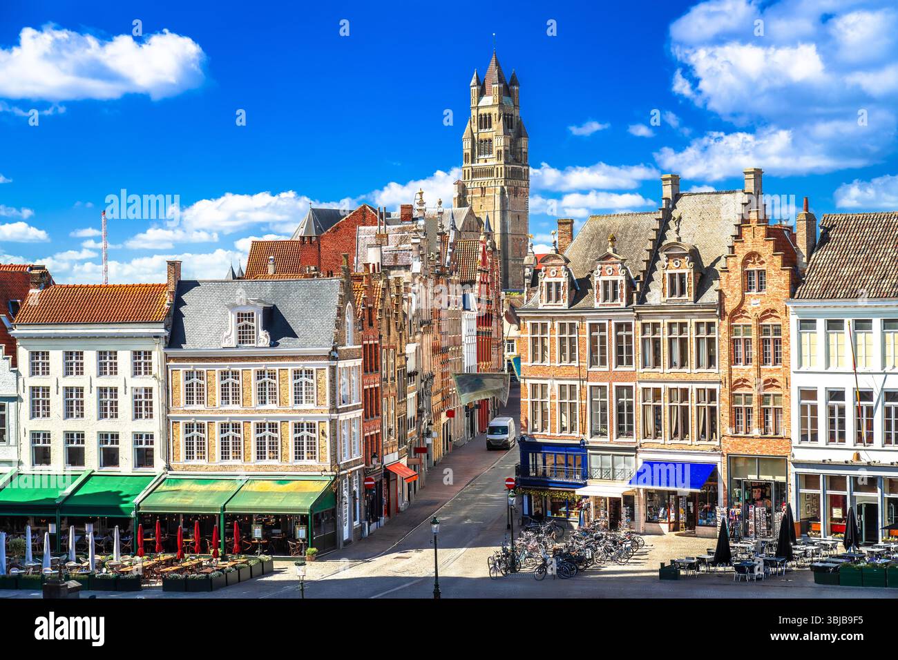 Traditionelle farbenfrohe Stadthäuser auf dem Marktplatz in der Altstadt von Brügge, im historischen Zentrum von Brügge, in der flämischen Region, Belgien Stockfoto