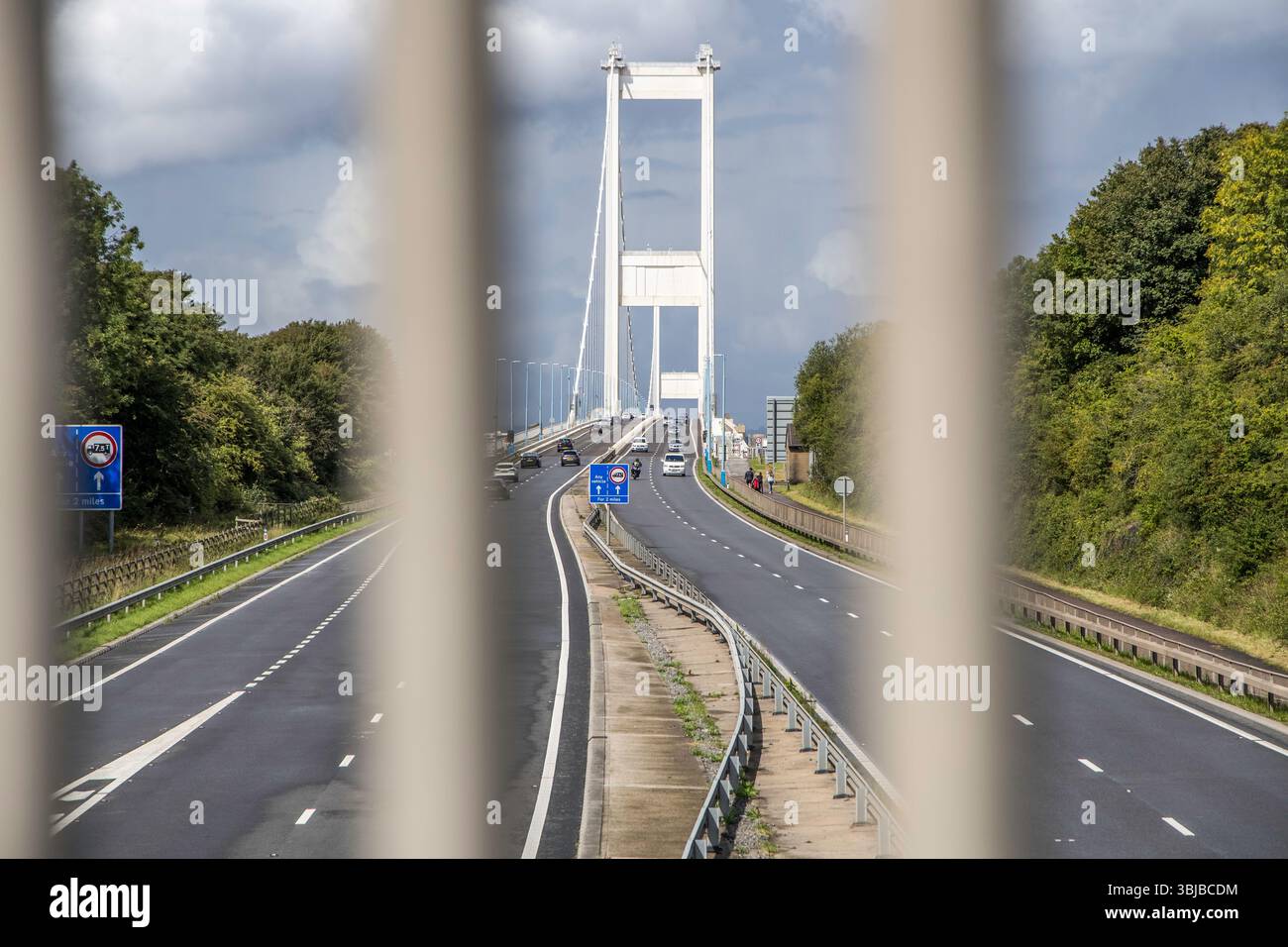 Bristol, Großbritannien, 23. August 2023: M48 Autobahn mit zwei Fahrbahnen zur Severn Bridge Hängebrücke von England nach Wales über die Flüsse Severn und Wye. Stockfoto