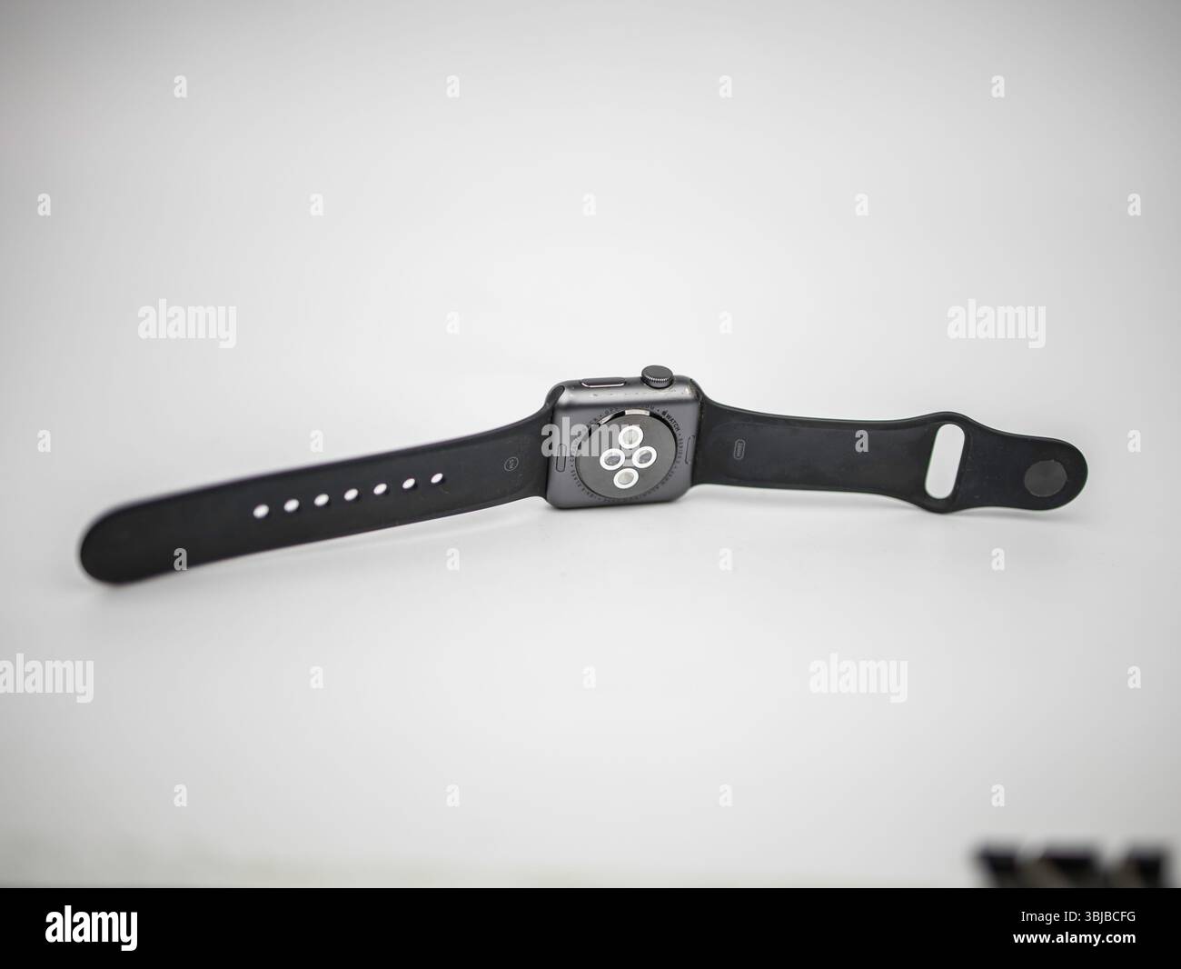 Bristol, Großbritannien, 31. August 2023: Die Apple Watch Rückseite auf weißem Hintergrund. Stockfoto