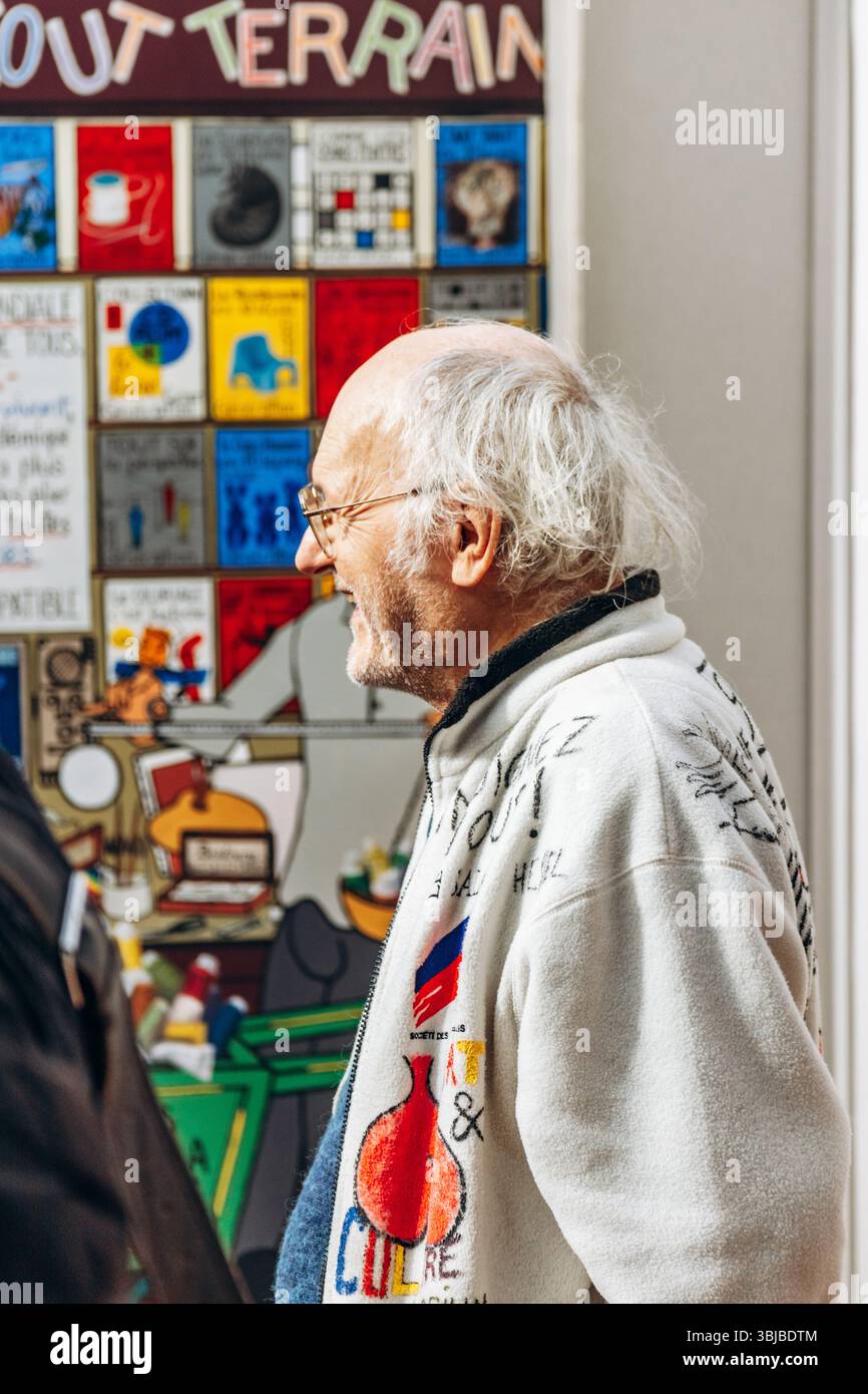 Paris, Frankreich - 22. Februar 2025: Der Künstler im Le Salon des Artistes Francais 2025, der historischen Kunstausstellung im Grand Palais, gründete Sin Stockfoto