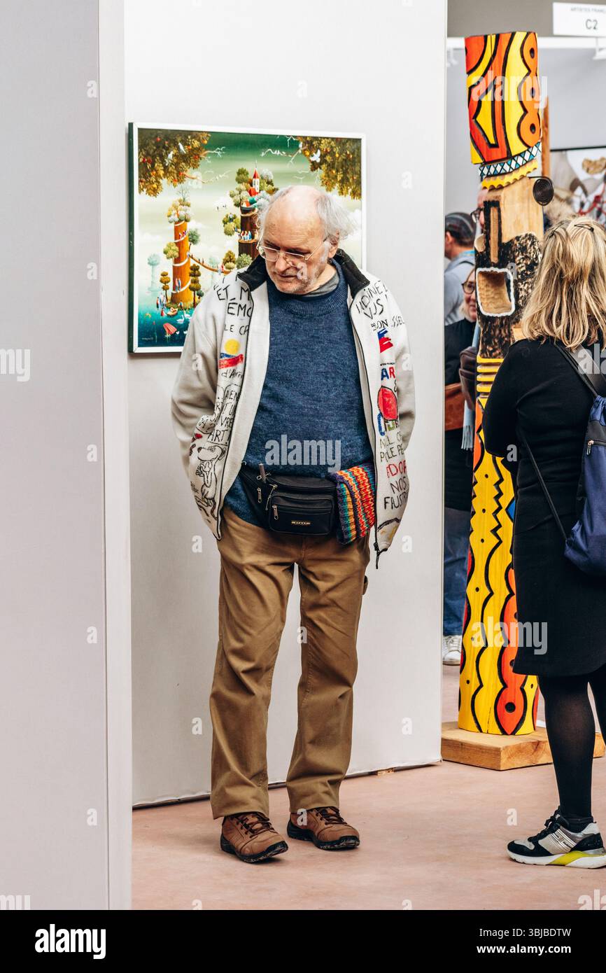 Paris, Frankreich - 22. Februar 2025: Der Künstler im Le Salon des Artistes Francais 2025, der historischen Kunstausstellung im Grand Palais, gründete Sin Stockfoto