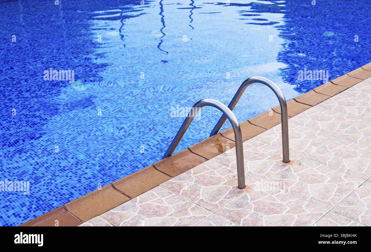 Swimmingpool (im Freien) im Sommer Stockfoto