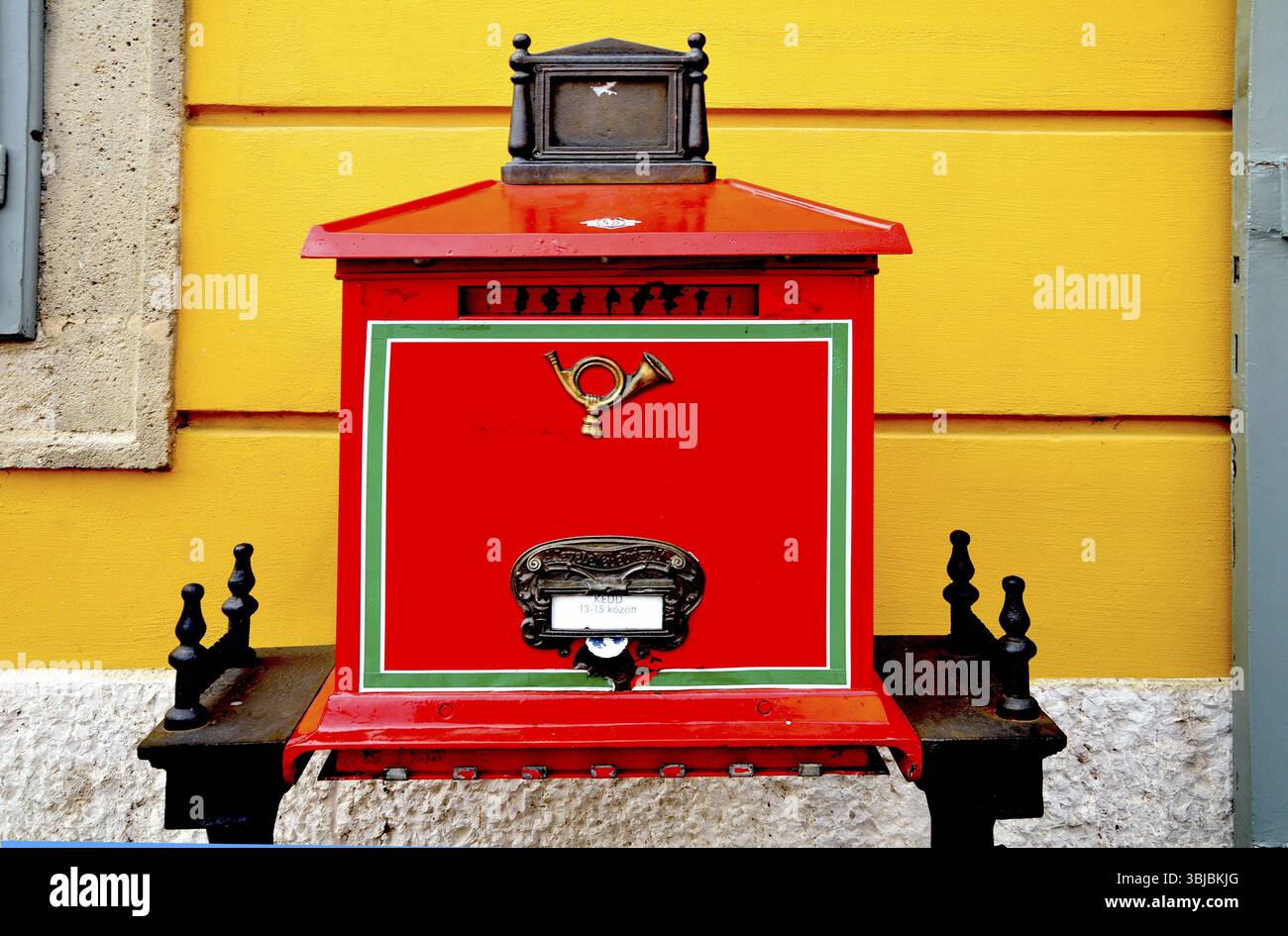 Besonders attraktiv sind die Briefkästen der ungarischen Post Magyar Posta in Budapest. Die hellroten Kästen fallen ins Auge und können es nicht Stockfoto