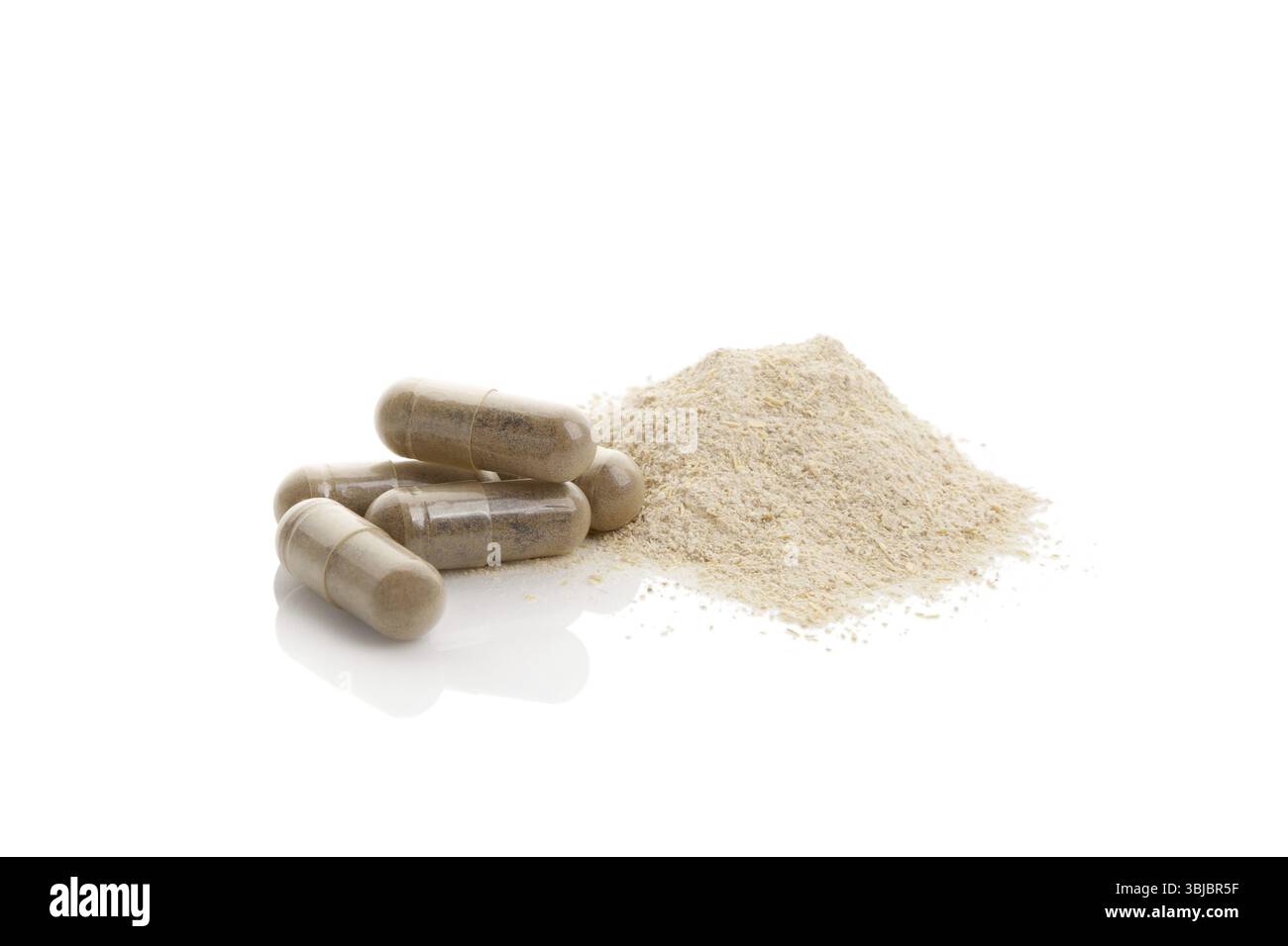 Gotu-Kola-Kapseln und Haufen grüner asiatischer Pennykraut isoliert auf weißem Hintergrund. Heilkraut Stockfoto