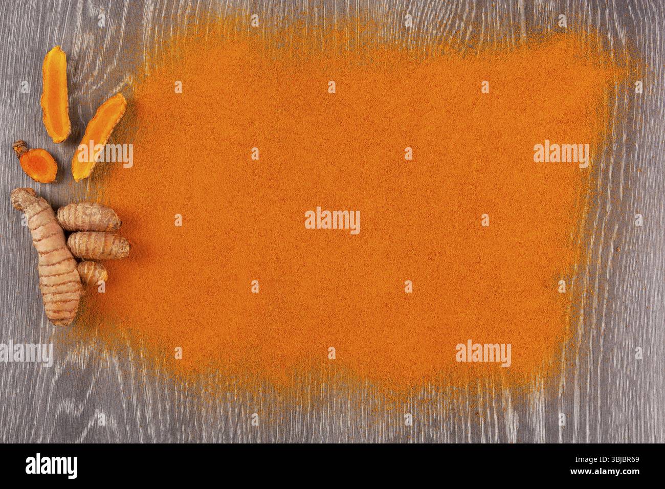 Kurkuma-Wurzel und Kurkuma-Gewürz-Hintergrund. Kräutermedizin, Nahrungsergänzungsmittel Stockfoto