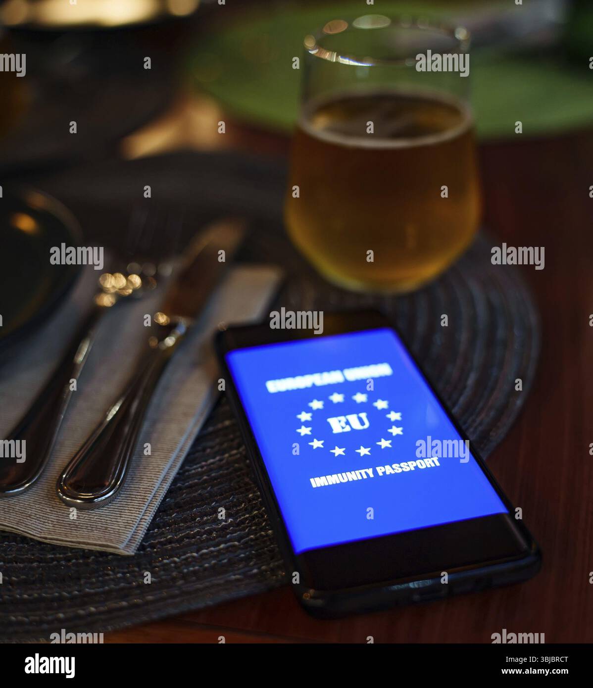 Smartphone-App mit Impfzertifikat im Restaurant Stockfoto