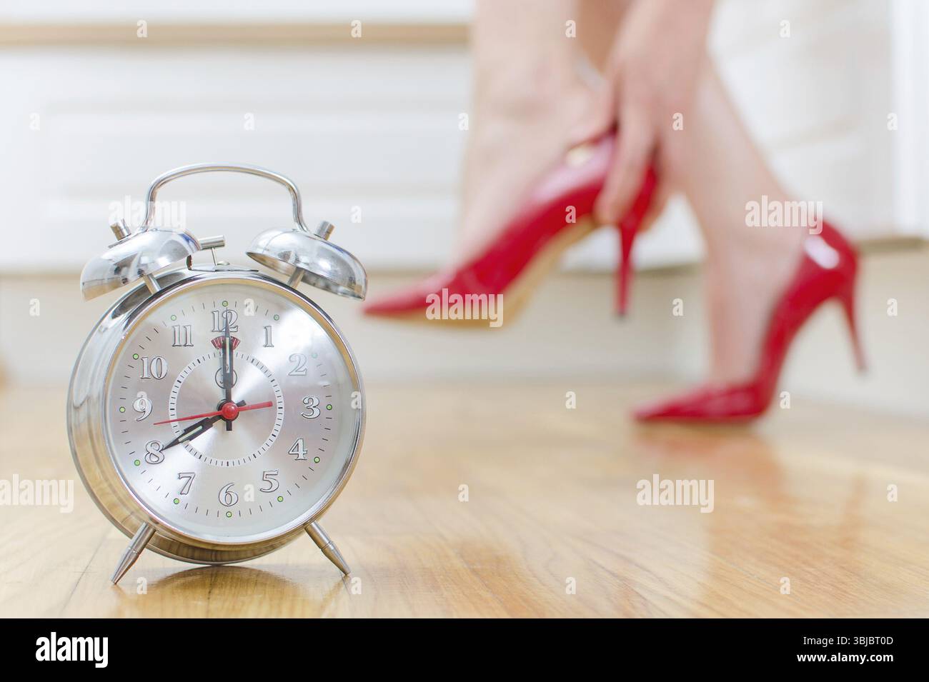 Zeitplan des Tages. Frau geht zur Arbeit Stockfoto