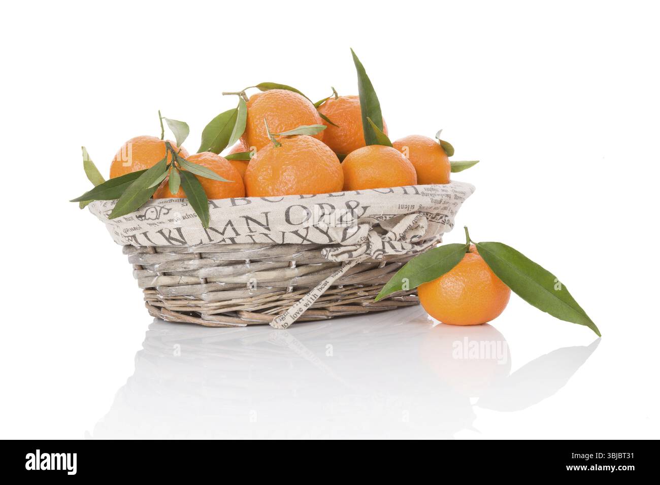 Mandarinen in weißem Holzkorb isoliert auf weißem Hintergrund. Hintergrund: Frisches reifes Obst Stockfoto