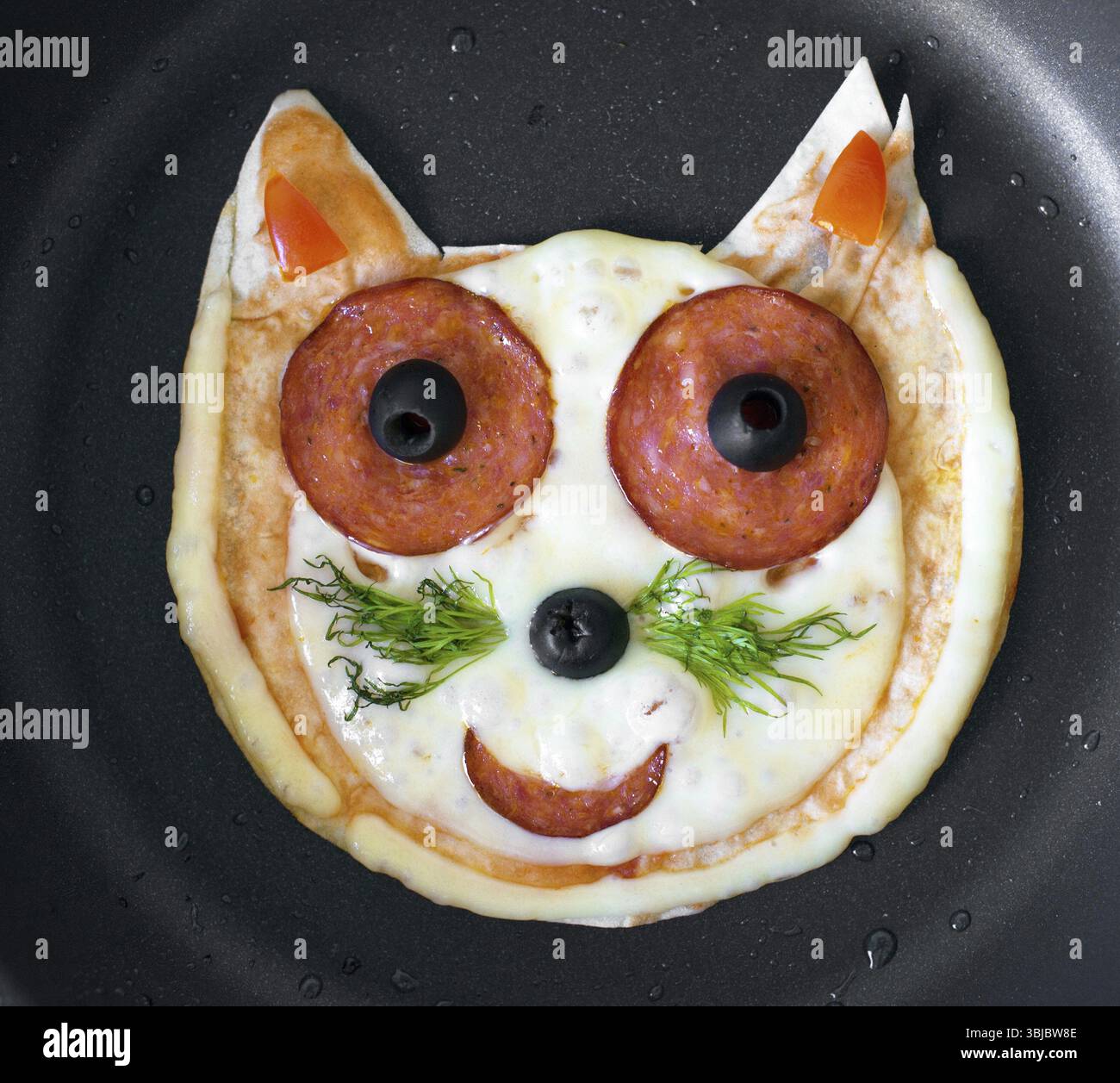Handgemachte Pizza in Form einer Katze Stockfoto