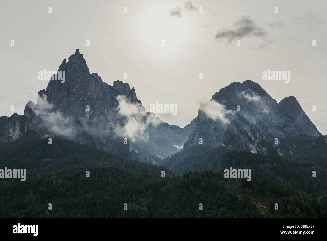 Blick auf den Schlern, einen Berg in den Südtiroler Dolomiten in Italien Stockfoto