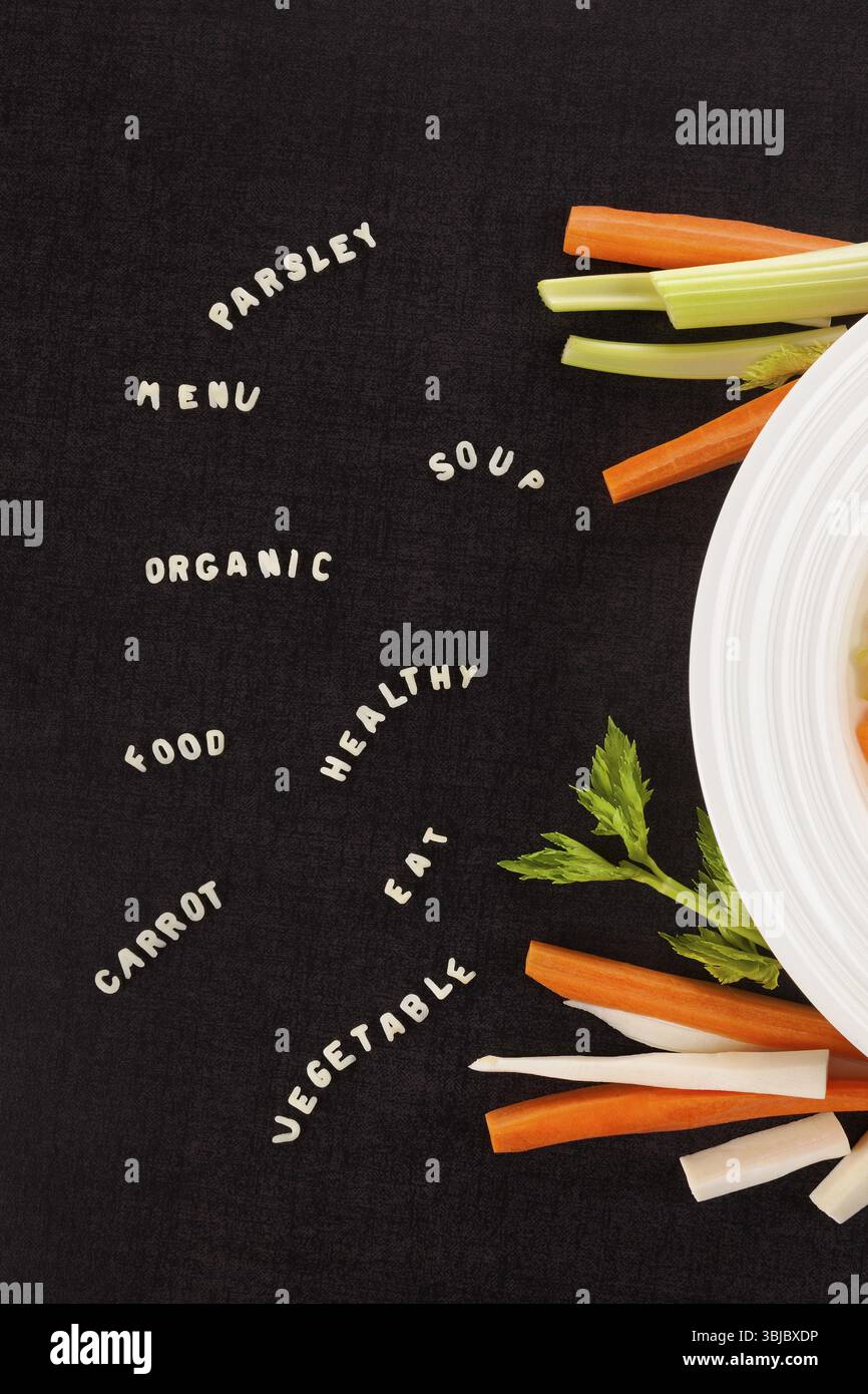 Gesunde und frische Gemüsesuppe mit ABC-Nudeln von oben Stockfoto