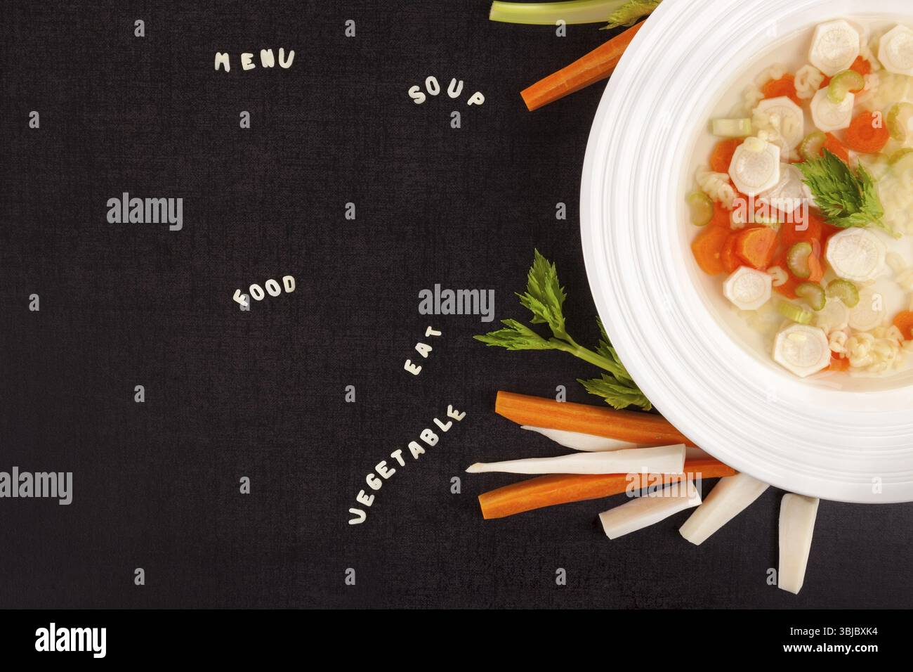 Gesunde Gemüsesuppe mit Alphabetnudeln von oben. ABC-Nudelbriefe. Mittagsmenü. Gemüsebrühe Stockfoto