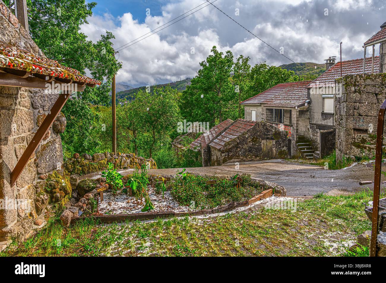 Castro Laboreiro, Portugal 1. Mai 2024: Kleine historische Wohnungen außerhalb des kleinen Dorfes Castro Laboreiro, im Peneda Geres Nationalpark. Stockfoto