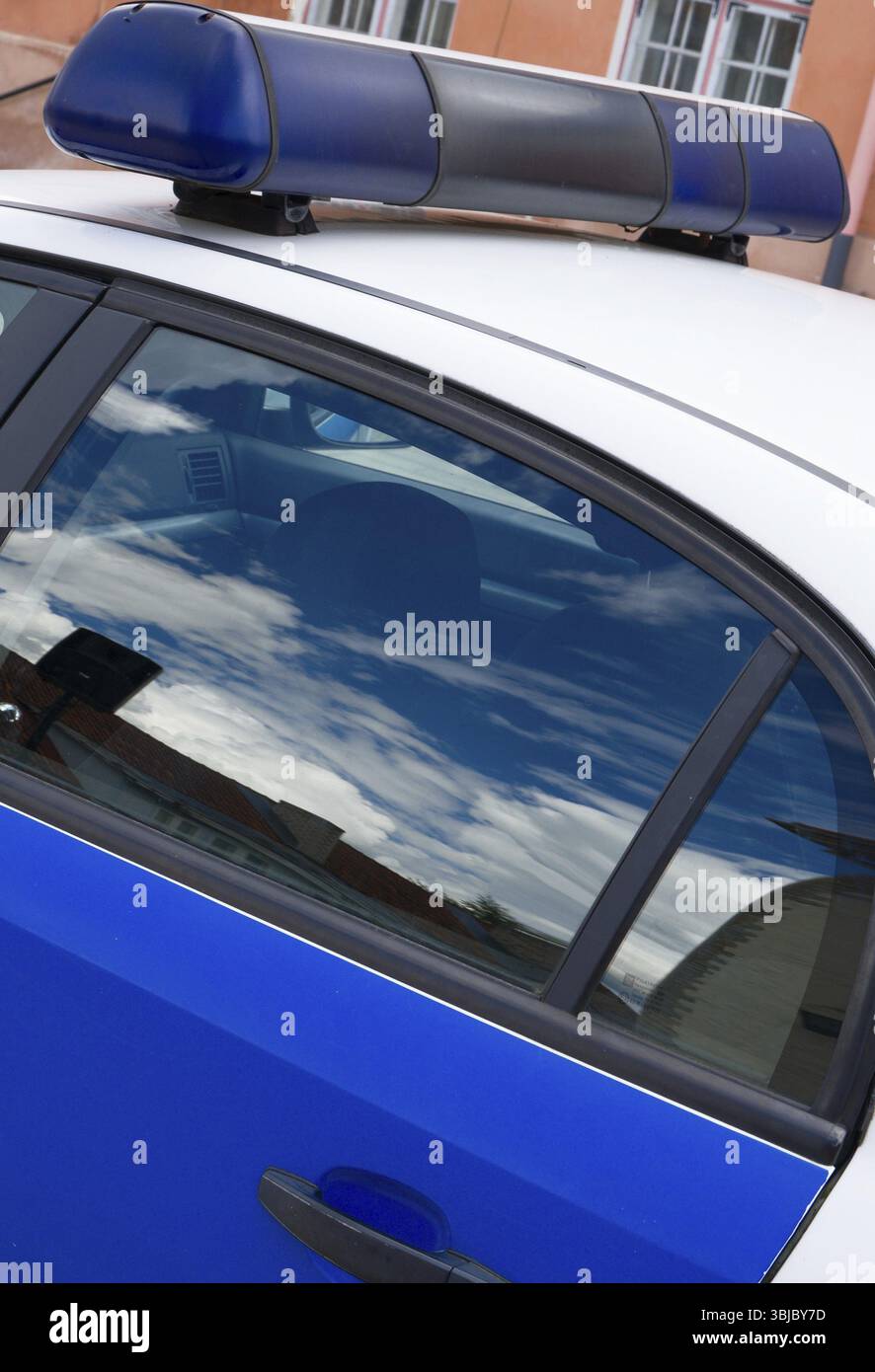 Polizeiauto mit Lichtbalken auf der Straße. Nahansicht Stockfoto