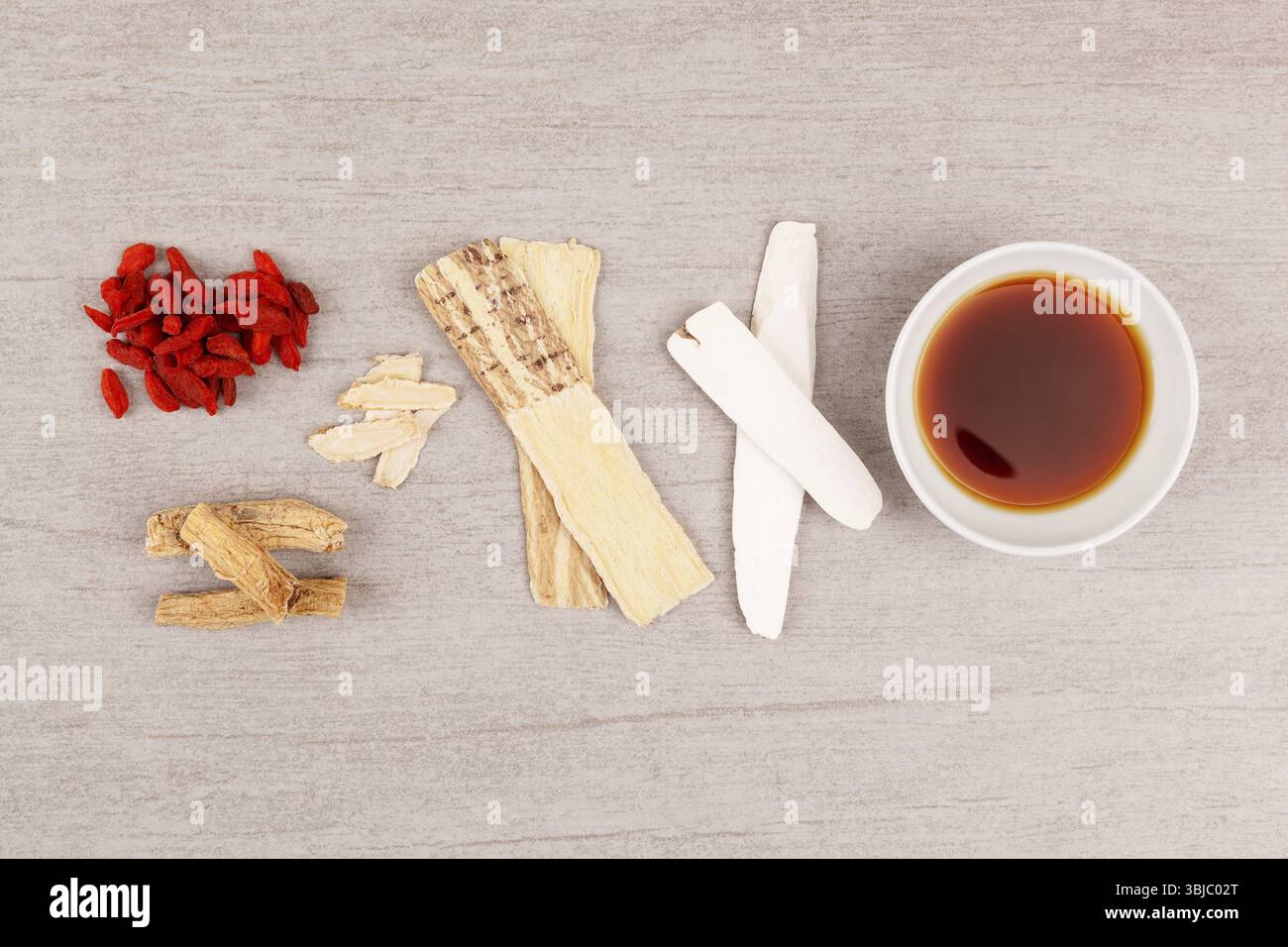 Eine andere Art von chinesischer Kräutermedizin für klare Suppe auf schwarzem Hintergrund. Immun-Booster Stockfoto