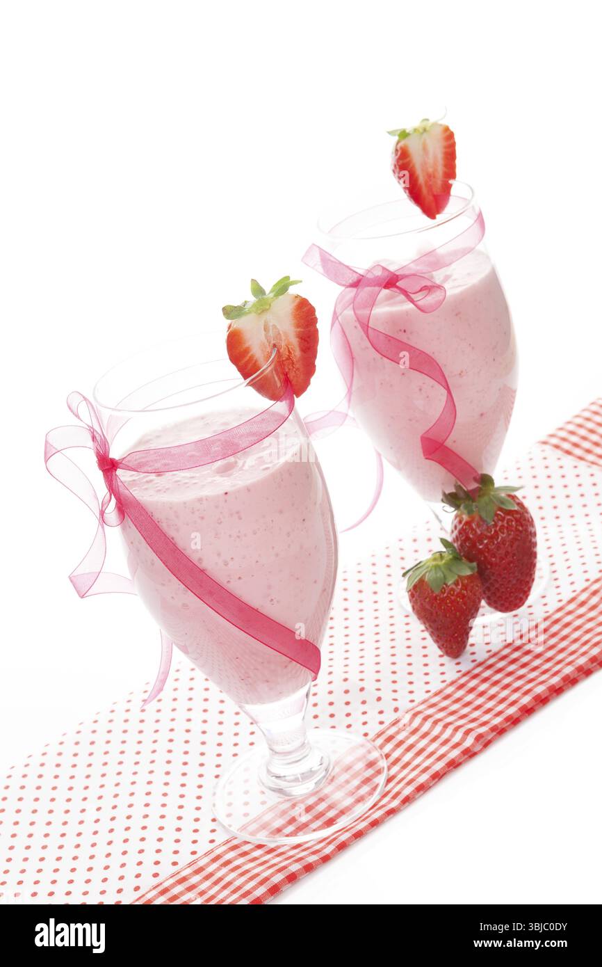 Köstlicher Erdbeermilchshake mit frischen Erdbeeren isoliert auf weißem Hintergrund, Vintage-Stil. Erfrischendes gesundes Sommergetränk Stockfoto