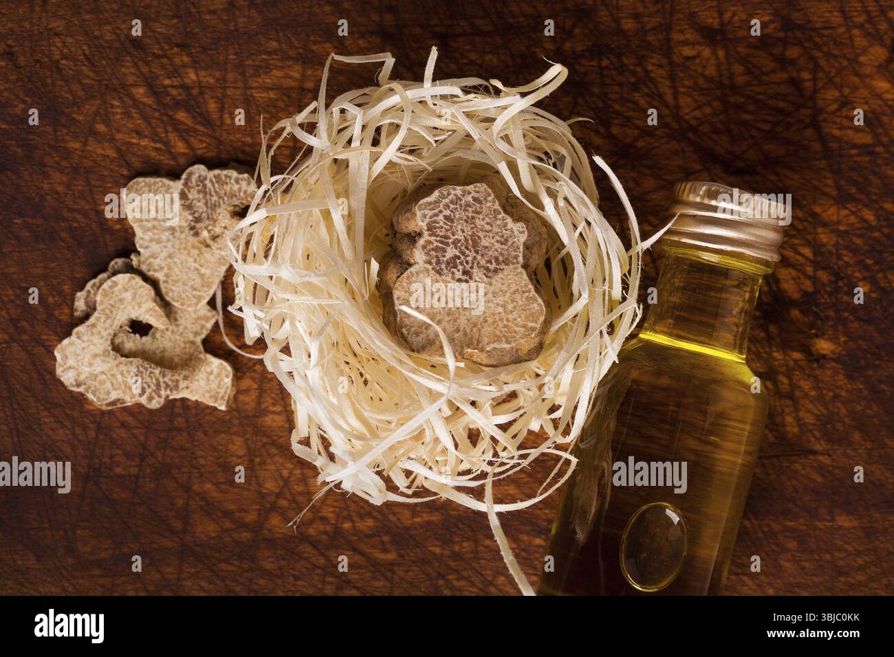 Original italienische weiße Trüffel und Trüffelöl auf natürlichem Hintergrund. Kulinarische Lebensmittelzutat Stockfoto