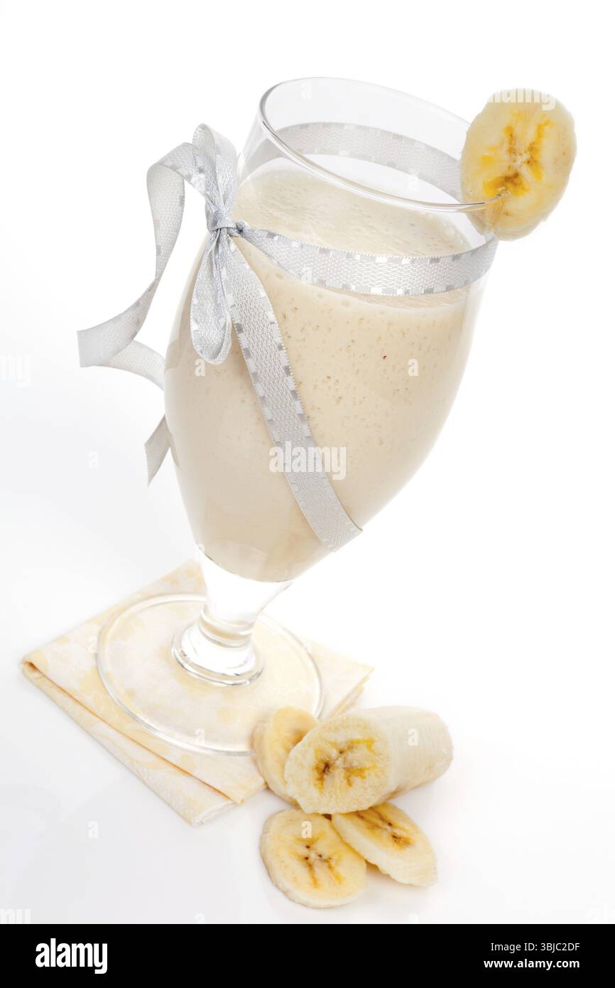 Köstlicher Bananenmilkshake mit frischer Banane isoliert auf weißem Hintergrund. Gesunde Sommergetränke Stockfoto