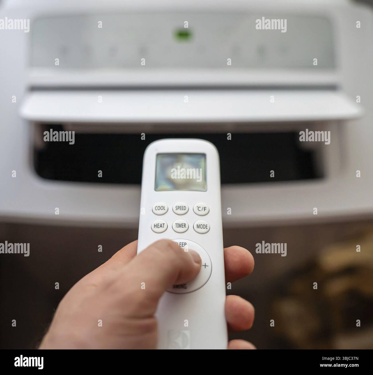 Handfernbedienung zur bodenstehenden mobilen Klimaanlage Stockfoto