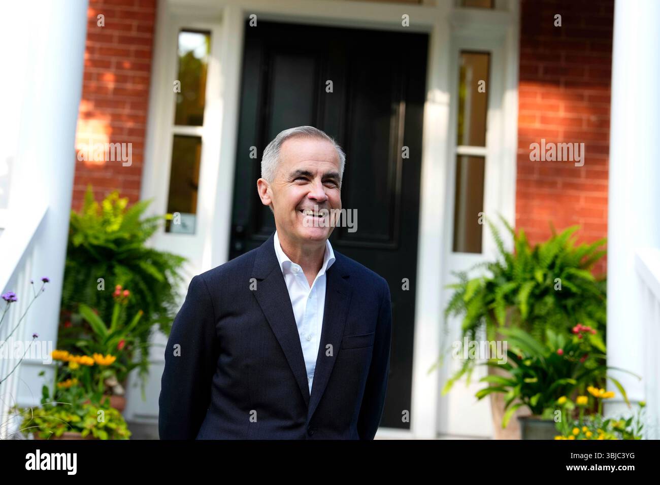 Ottawa, Kanada. Juni 2025. Premierminister Mark Carney spricht mit Mitgliedern des Medienpools, während er darauf wartet, Premierminister des Vereinigten Königreichs Kier Starmer, der nicht gezeigt wird, am Samstag, den 14. Juni 2025, in seiner Residenz im Rideau Cottage in Ottawa zu begrüßen. Quelle: The Canadian Press/Alamy Live News Stockfoto