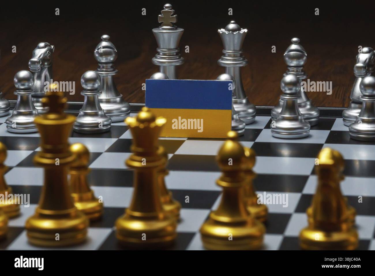 Schachbrettspiel. Das Konzept des politischen Konflikts mit der Ukraine Stockfoto