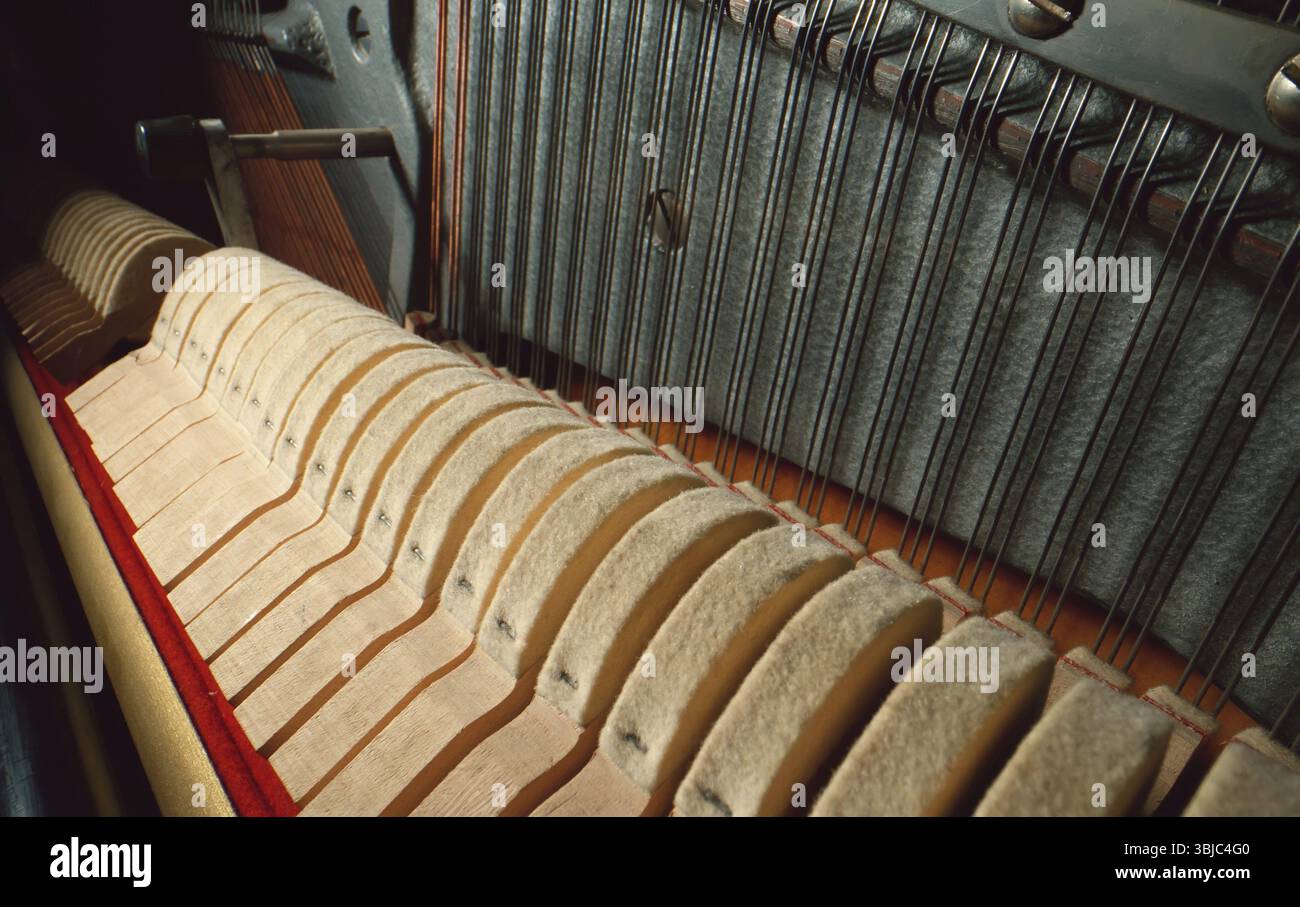 Das innere des Klaviers. Nahaufnahme von Haemmern und Saiten im Inneren eines Klaviers Stockfoto
