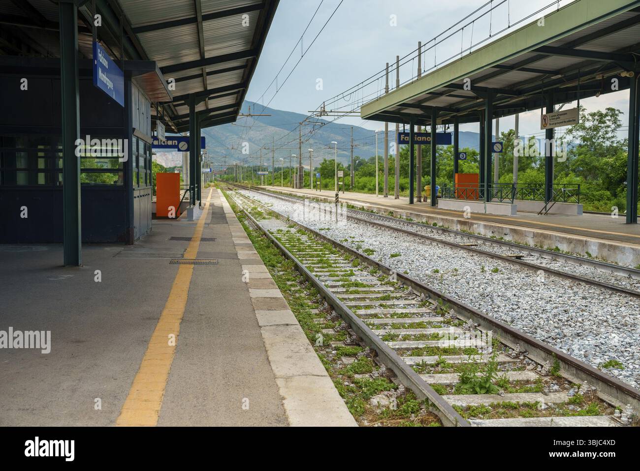 Typischer ländlicher Bahnhof in Italien Stockfoto