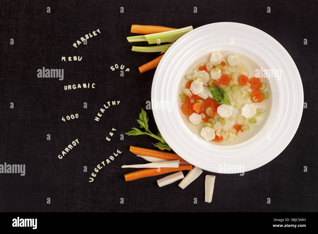 Gesunde Alphabetsuppe für Kinder. Mittagsmenü. Hintergrundkonzept für Restaurant-Menü. Wörter Petersilie, Bio, Essen, essen Karotten aus Alphabet Nudeln von ab Stockfoto