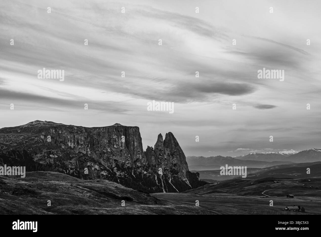 Panoramablick auf den Schlern, einen Berg in den Südtiroler Dolomiten in Italien Stockfoto