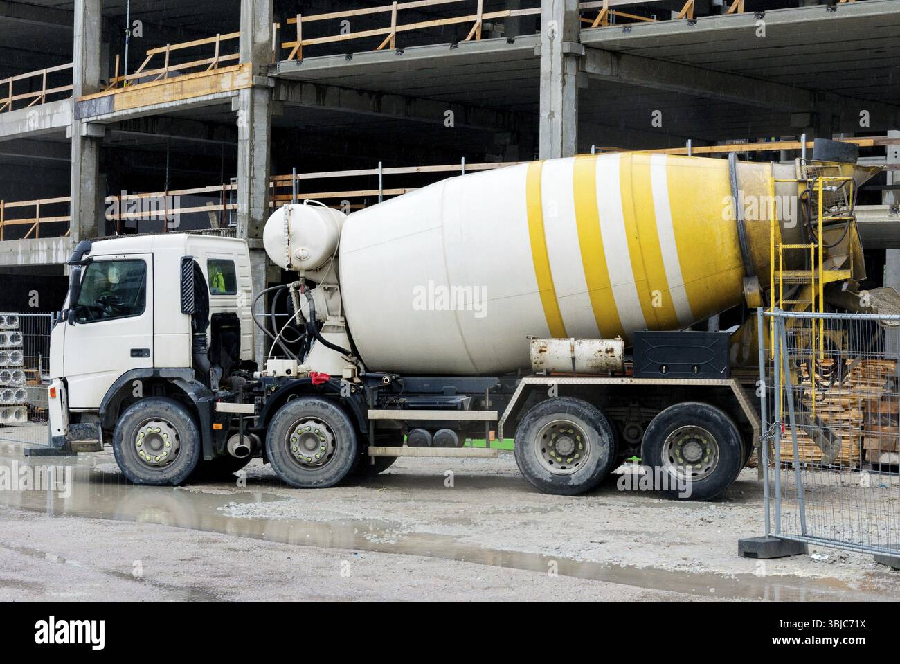 Betonmischer-LKW auf die Baustelle Stockfoto