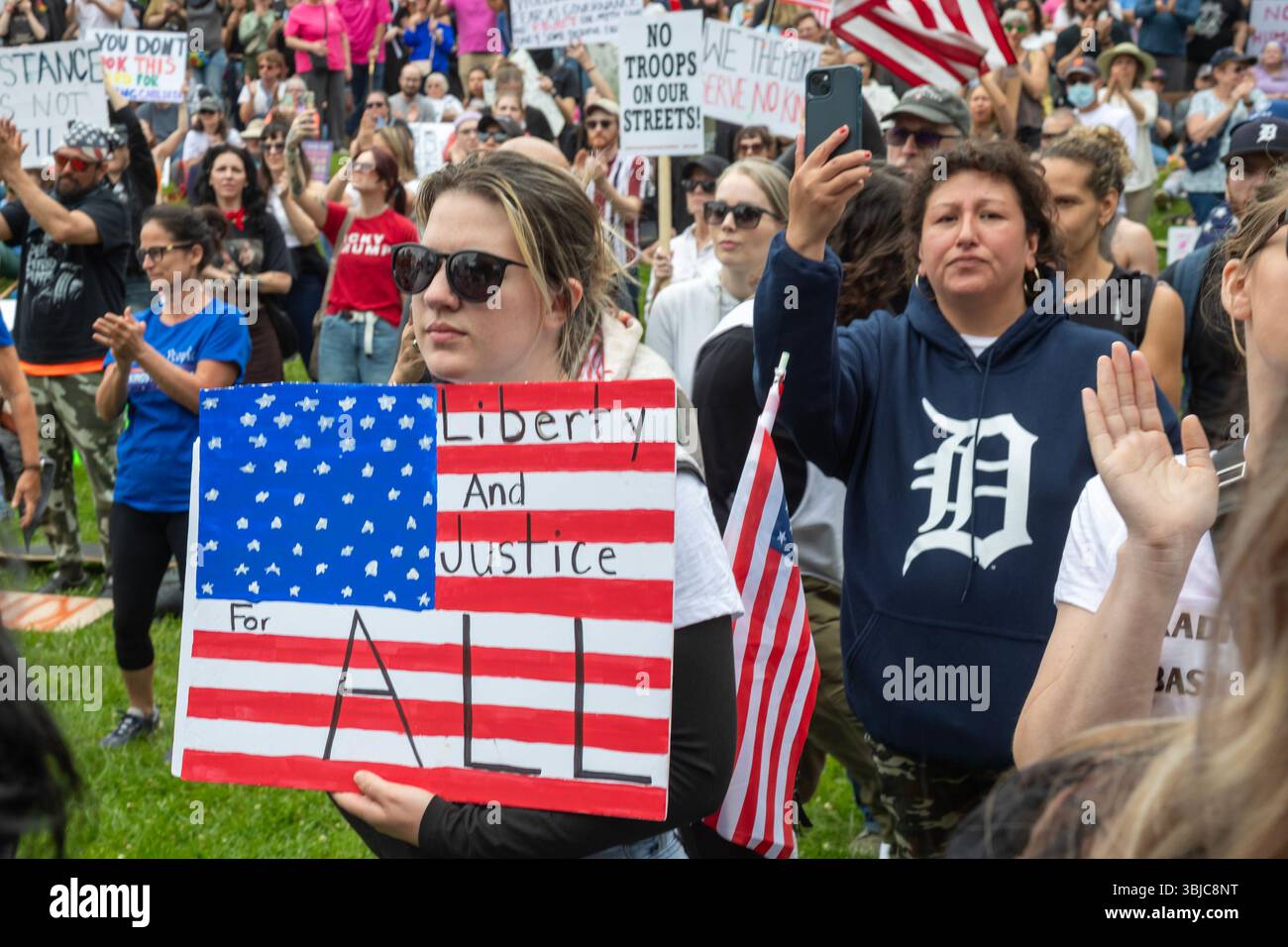 Detroit, Michigan, USA. Juni 2025. Tausende versammelten sich zu einer "No Kings"-Kundgebung, um gegen die Aktionen von Präsident Trump gegen Einwanderer und gegen demokratische Institutionen zu protestieren. Quelle: Jim West/Alamy Live News Stockfoto