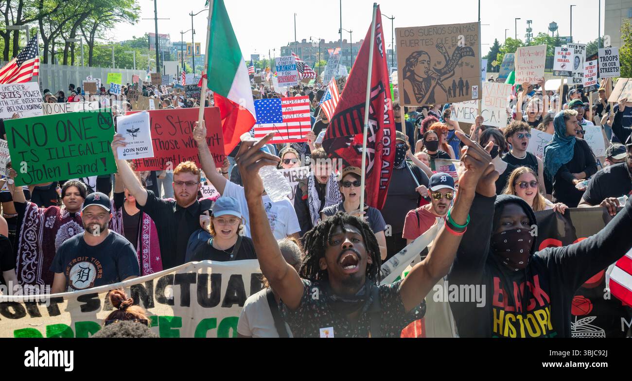 Detroit, Michigan, USA. Juni 2025. Tausende versammelten sich zu einer "No Kings"-Kundgebung, um gegen die Aktionen von Präsident Trump gegen Einwanderer und gegen demokratische Institutionen zu protestieren. Danach marschierten sie zum ICE-Büro. Quelle: Jim West/Alamy Live News Stockfoto
