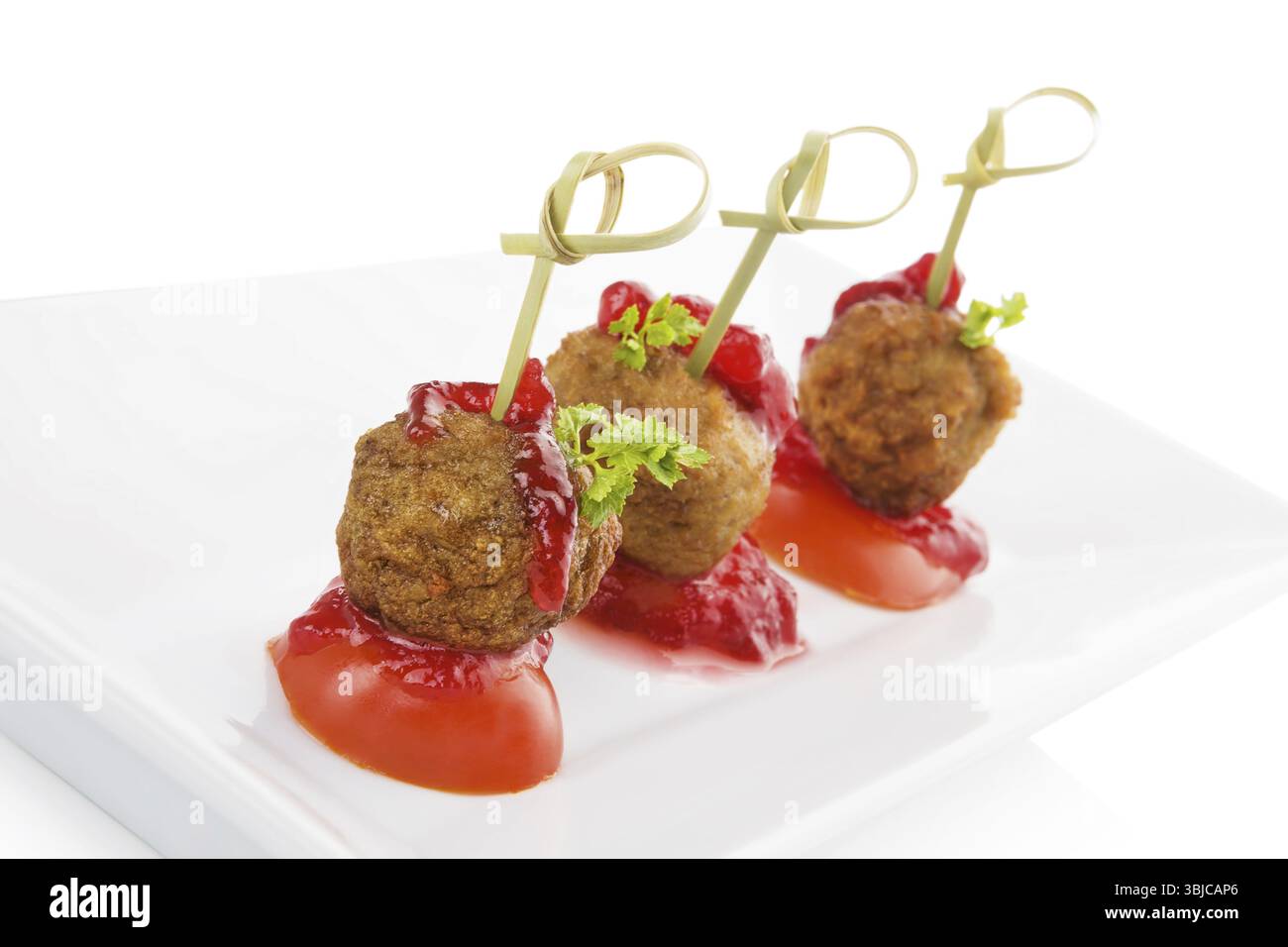Köstliche Fleischbällchen Canape isoliert auf weißem Hintergrund. Frische, moderne Bildsprache. Kulinarische Kunst Stockfoto