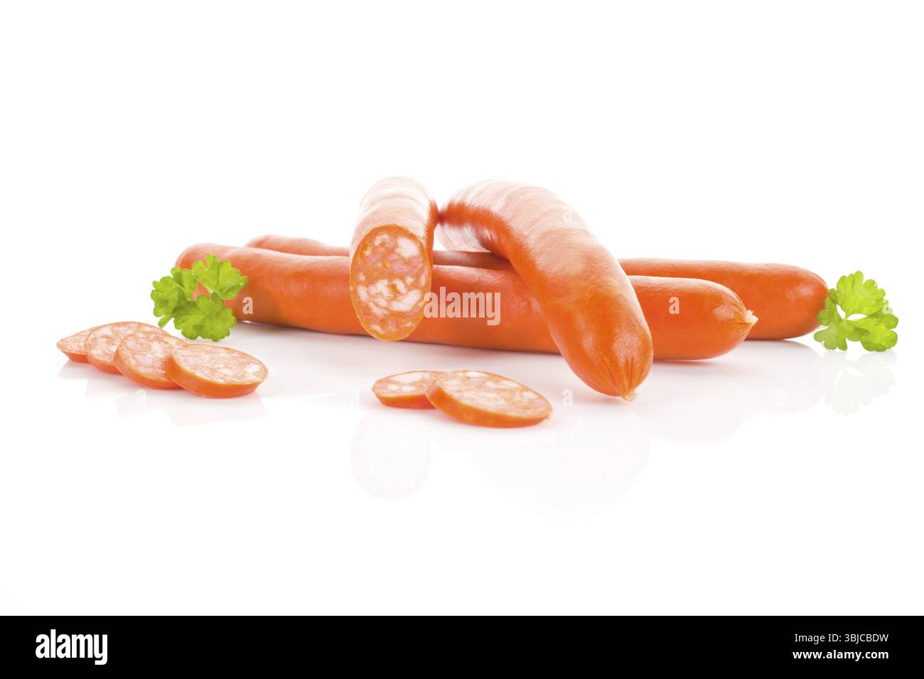 Mehrere Würstchen isoliert auf weißem Hintergrund. Ungesunde Ernährung Stockfoto