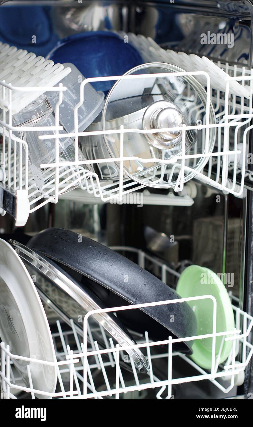 Offenen Geschirrspüler nach der Reinigung Stockfoto