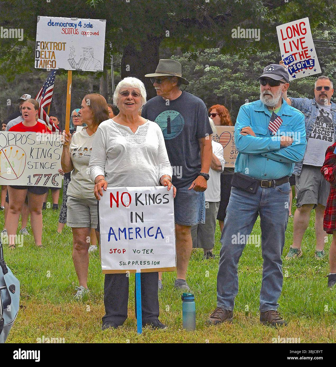 EMPORIA KANSAS, USA - 14. JUNI 2025 Eine Gruppe von etwa 300 Menschen versammelte sich im Fremont Park, um mit Schildern ihre Unzufriedenheit mit Präsident Trump und der aktuellen Politik seiner Regierung zu zeigen Stockfoto
