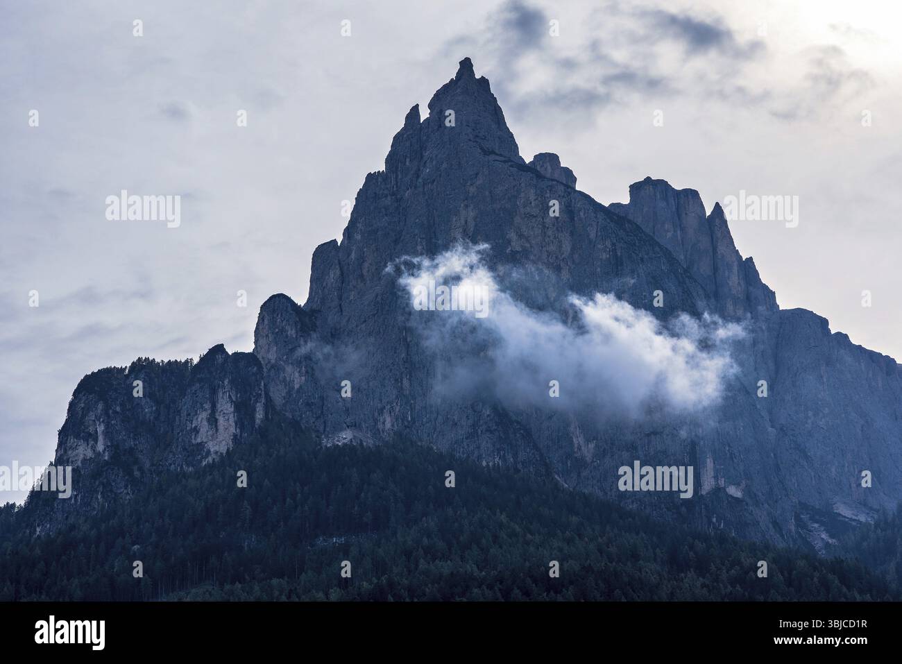 Blick auf den Schlern, einen Berg in den Südtiroler Dolomiten in Italien Stockfoto