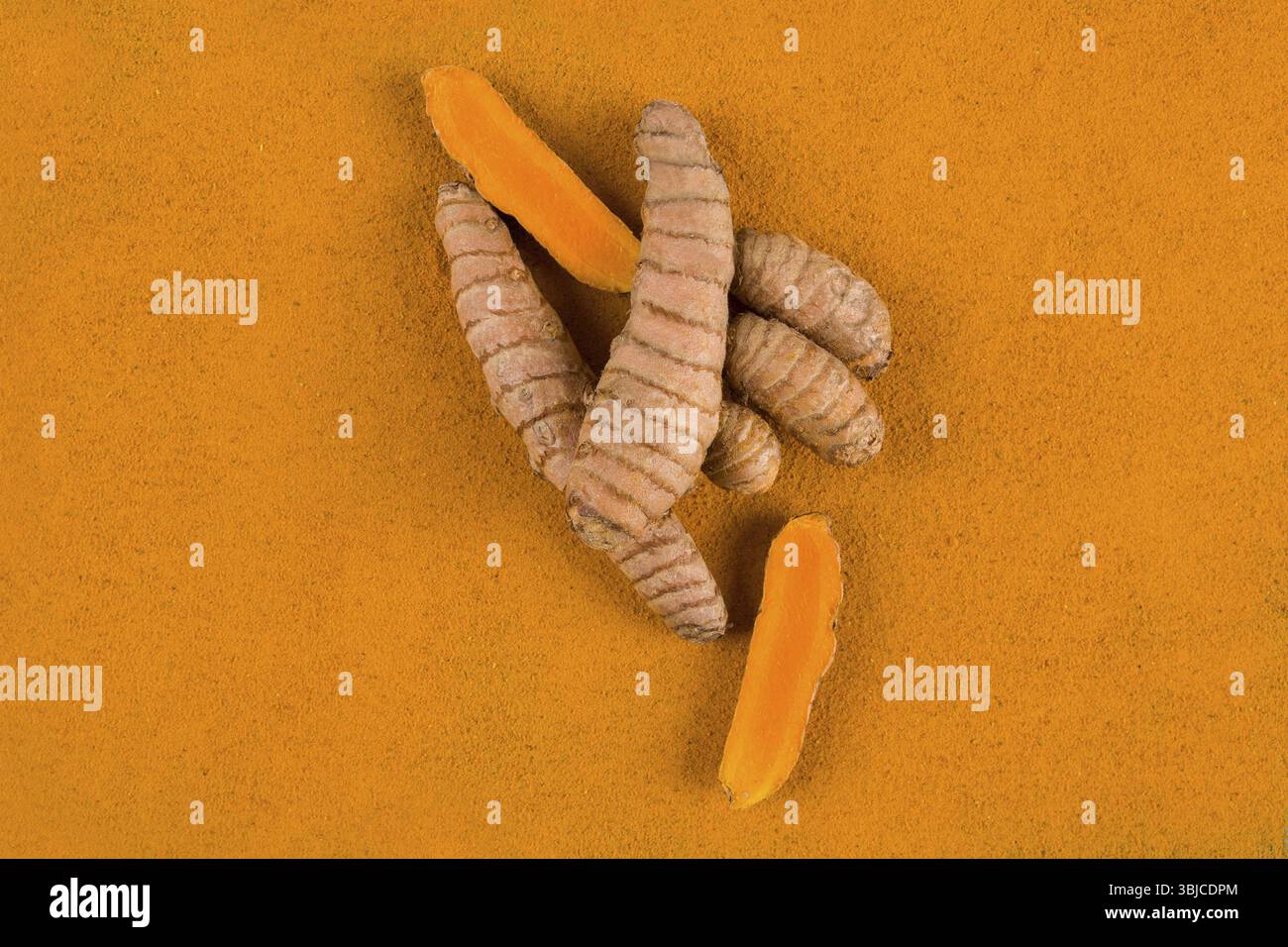 Curcumin-Wurzel und Kurkuma-Gewürz Hintergrund von oben. Pflanzliche Medizin Stockfoto