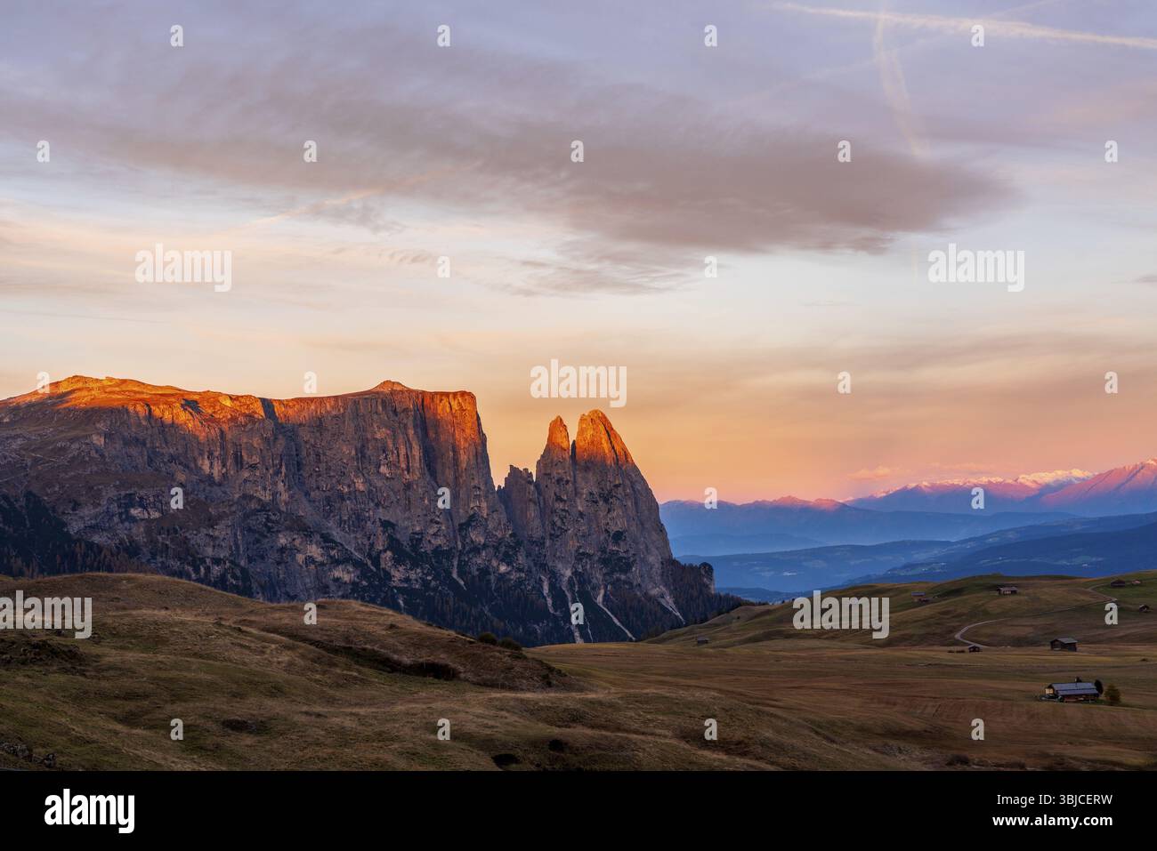 Panoramablick auf den Schlern, einen Berg in den Südtiroler Dolomiten in Italien Stockfoto