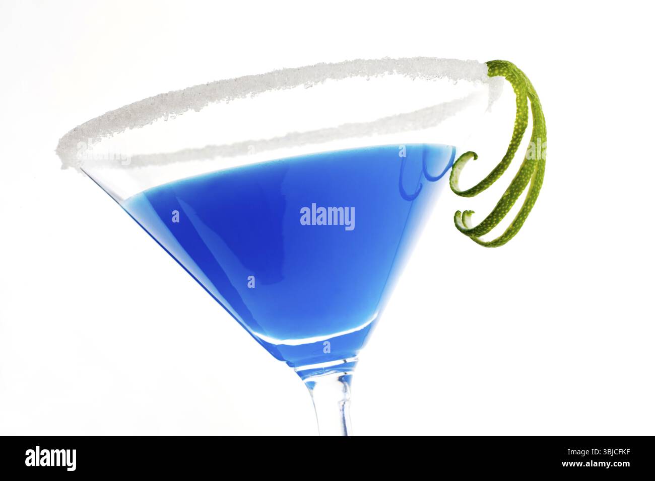 Köstlicher blauer cremiger Cocktail im Cocktailglas isoliert auf weißem Hintergrund. Dekoriert mit Limettengarnitur Stockfoto